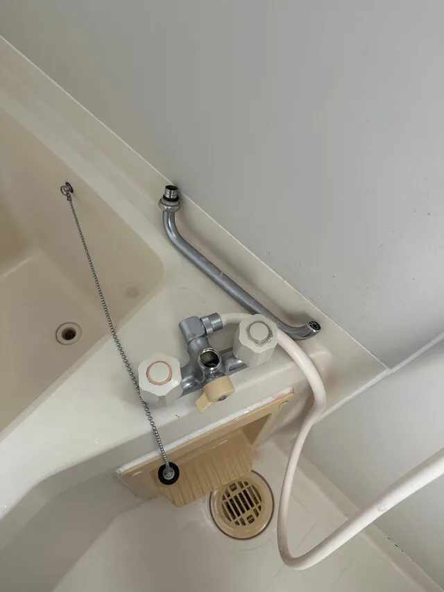 【悪臭・つまり】お風呂の排水溝が流れない！主婦でもできる裏技と業者の呼び時