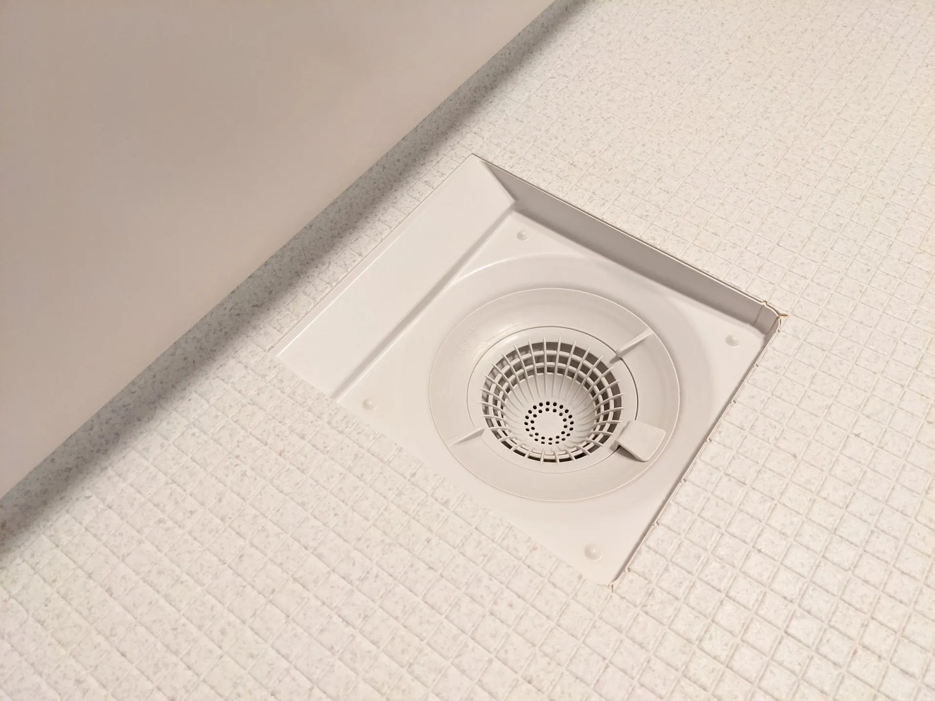 排水口にアルミホイルを入れるとヌメリが防げる？やってみた話